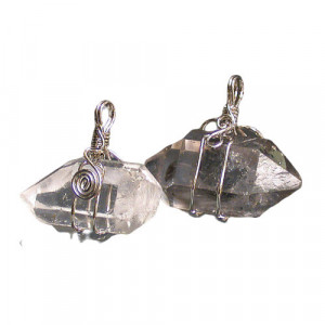 Pendentif cristal biterminé sur métal argenté