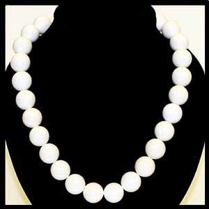 Collier white shell (bénitier) boules 6mm 42cm