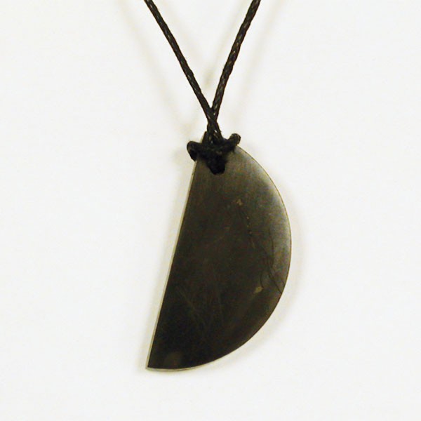 Pendentif demi-lune en shungite sur cordon